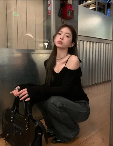 블랙 긴팔티와 청바지 전신 코디 사진