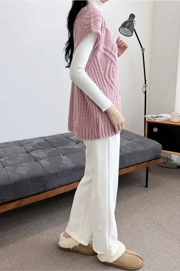 핑크 오버핏 꽈배기 니트조끼와 와이드팬츠 전신 코디 사진