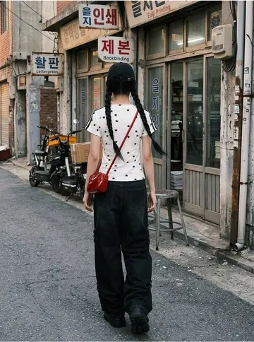 화이트·그레이 톤 반팔티와 카고팬츠 전신 코디 사진