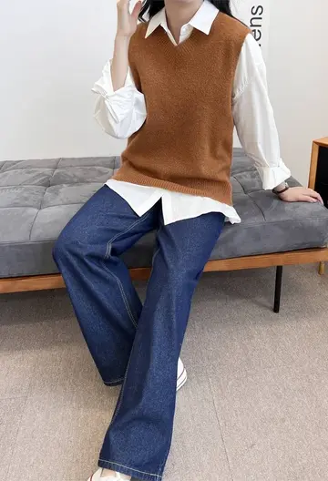 카멜 오버핏 니트조끼와 청바지 전신 코디 사진