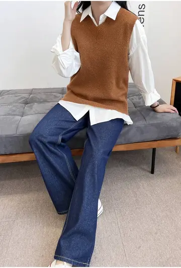 브라운·네이비 톤 니트조끼와 청바지 전신 코디 사진
