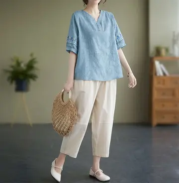 스카이블루 오버핏 블라우스와 베이지 와이드팬츠 전신 코디 사진