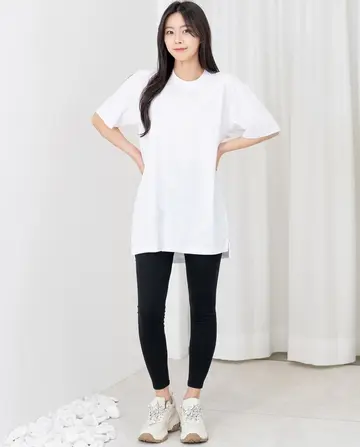 베이지·차콜 톤 반팔티와 레깅스 전신 코디 사진