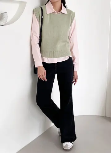 베이지·아이보리 톤 오버핏 니트조끼와 청바지 전신 코디 사진