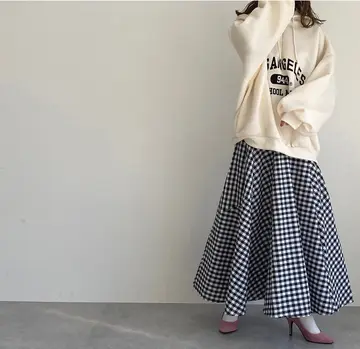아이보리·그레이 톤 맨투맨과 집업 전신 코디 사진