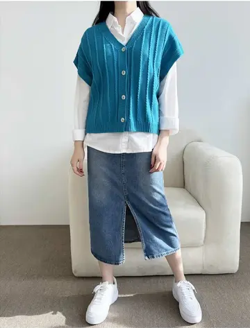 스카이블루·차콜 톤 니트조끼와 청바지 전신 코디 사진