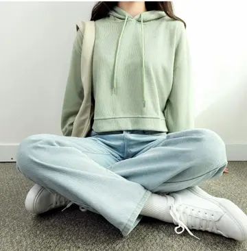 베이지·카키 톤 크롭 후드티와 청바지 전신 코디 사진