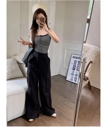 베이지·그레이 톤 크롭 민소매와 카고팬츠 전신 코디 사진