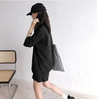 블랙·그레이 톤 민소매와 미니스커트 전신 코디 사진
