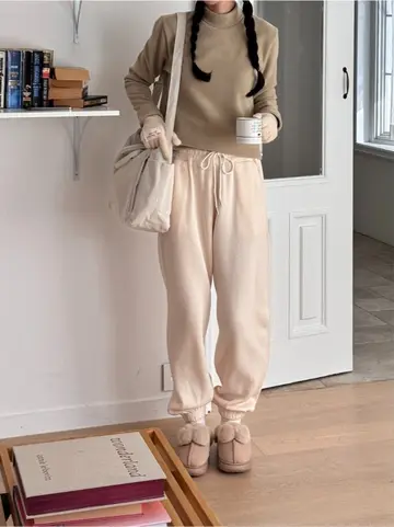 오버핏 기모 터틀넥과 베이지 조거팬츠 전신 코디 사진