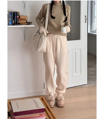 브라운·베이지 톤 기모 터틀넥과 조거팬츠 전신 코디 사진