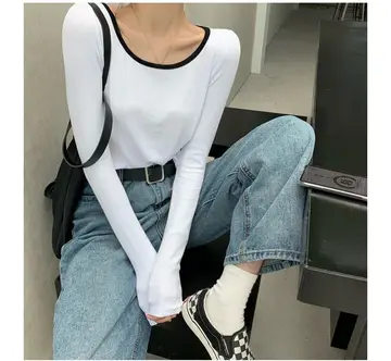 화이트·카멜 톤 크롭 니트와 청바지 전신 코디 사진