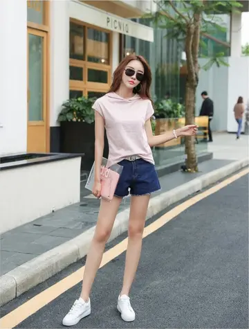 핑크 맨투맨과 반바지 전신 코디 사진