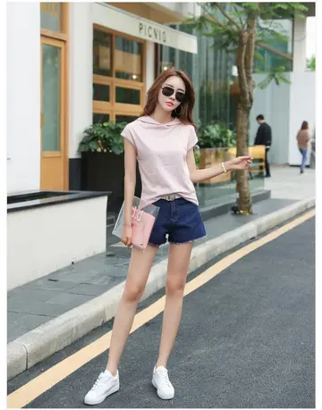 화이트·그레이 톤 맨투맨과 반바지 전신 코디 사진