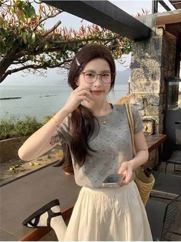 슬림핏 플라워 반팔티와 그레이 베스트 전신 코디 사진