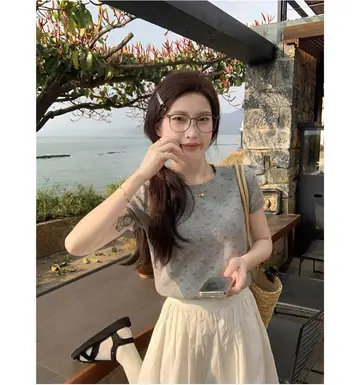 그레이·블랙 톤 플라워 반팔티와 베스트 전신 코디 사진