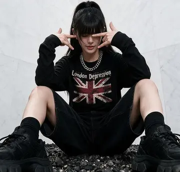 블랙·그레이 톤 긴팔티 전신 코디 사진