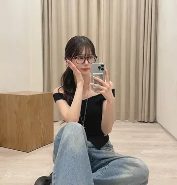 블랙 민소매와 청바지 전신 코디 사진