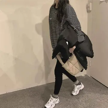 오버핏 스트라이프 맨투맨과 블랙 패딩 전신 코디 사진