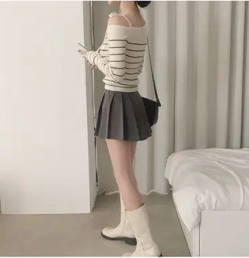 아이보리·베이지 톤 골지 긴팔티와 미니스커트 전신 코디 사진