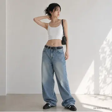 베이지·화이트 톤 민소매와 청바지 전신 코디 사진