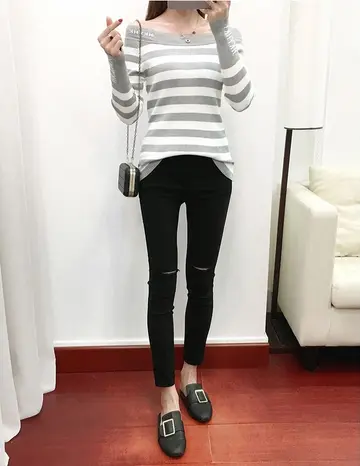 스트라이프 니트와 블랙 레깅스 전신 코디 사진