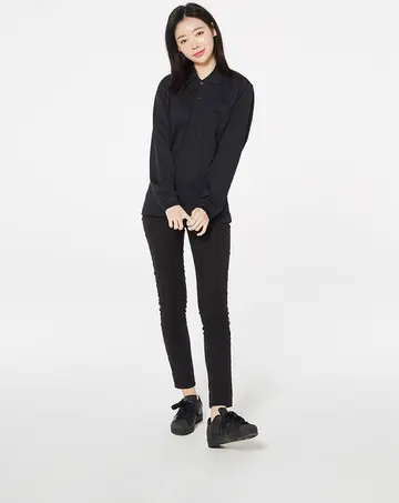 블랙 카라티와 청바지 전신 코디 사진