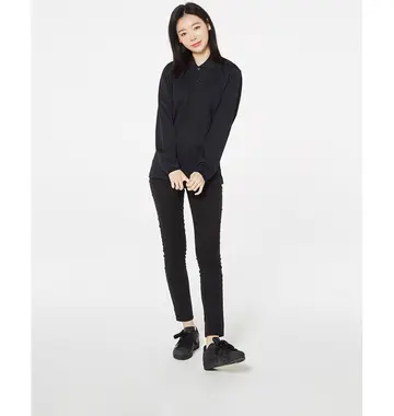 차콜·블랙 톤 카라티와 청바지 전신 코디 사진