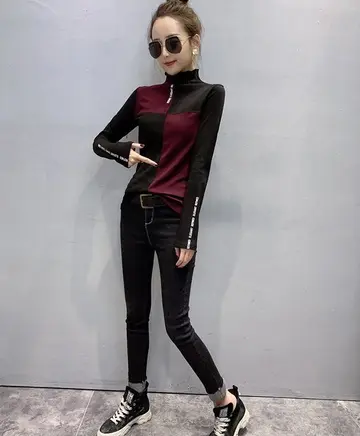 터틀넥과 버건디 재킷 전신 코디 사진