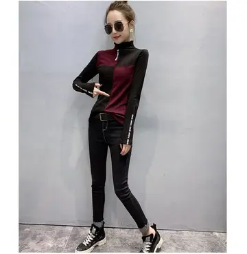 블랙·차콜 톤 터틀넥과 재킷 전신 코디 사진