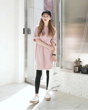 핑크 오버핏 반팔티와 블랙 레깅스 전신 코디 사진