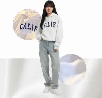 그레이·베이지 톤 기모 후드티와 청바지 전신 코디 사진