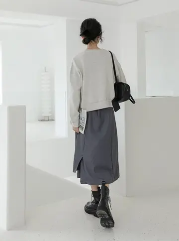 그레이 오버핏 맨투맨과 그레이 롱스커트 전신 코디 사진