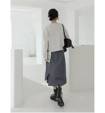 차콜·그레이 톤 맨투맨과 롱스커트 전신 코디 사진