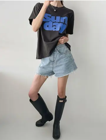 차콜·그레이 톤 반팔티와 반바지 전신 코디 사진