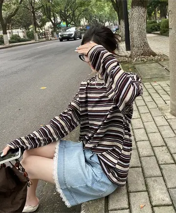 스트라이프 오버핏 니트와 청바지 전신 코디 사진