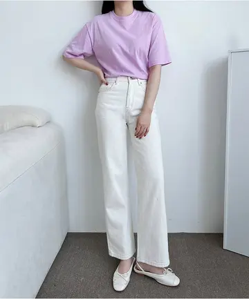 핑크·화이트 톤 반팔티와 와이드팬츠 전신 코디 사진