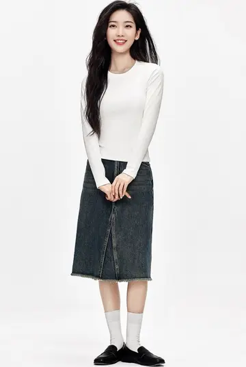 블랙·차콜 톤 긴팔티와 청바지 전신 코디 사진