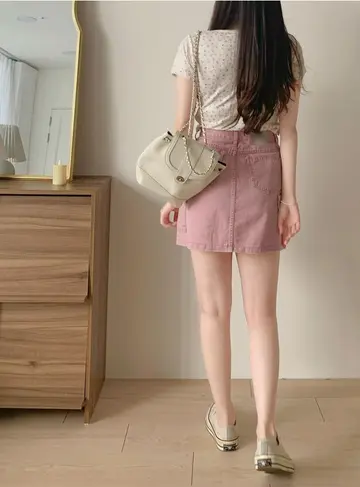 블랙·브라운 톤 플라워 반팔티와 미니스커트 전신 코디 사진