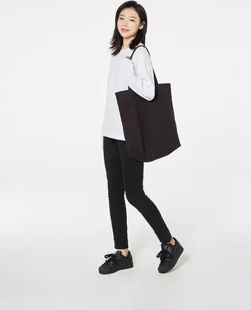 화이트 오버핏 카라티와 블랙 레깅스 전신 코디 사진