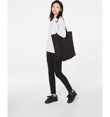화이트·블랙 톤 카라티와 레깅스 전신 코디 사진