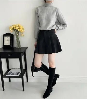 그레이·블랙 톤 기모 터틀넥과 반바지 전신 코디 사진