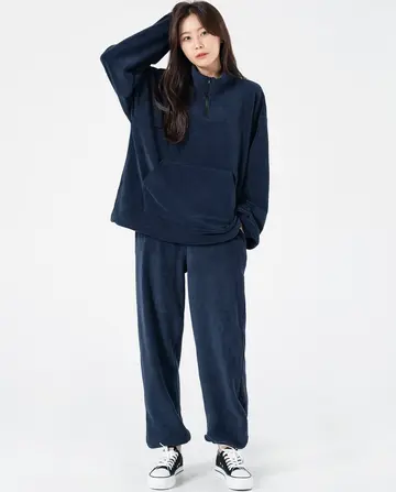 네이비·블랙 톤 플리스와 조거팬츠 전신 코디 사진