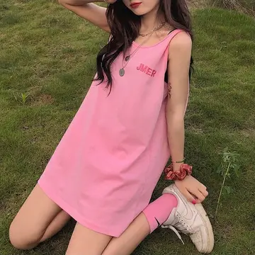 오버핏 민소매와 핑크 셔츠원피스 전신 코디 사진