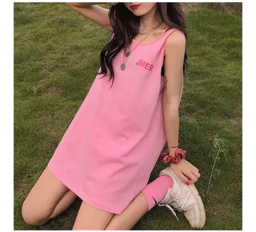핑크·베이지 톤 민소매와 셔츠원피스 전신 코디 사진