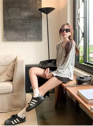그레이 오버핏 후드티와 그레이 반바지 전신 코디 사진