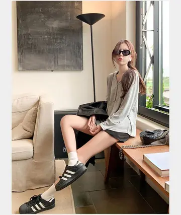 아이보리·브라운 톤 후드티와 반바지 전신 코디 사진