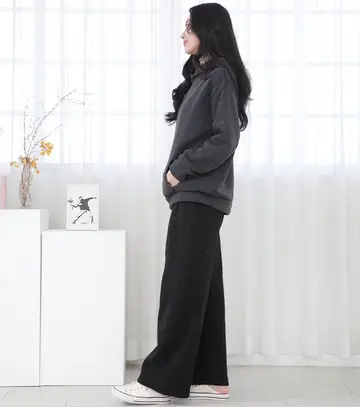 차콜 오버핏 기모 후드티와 차콜 와이드팬츠 전신 코디 사진