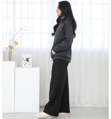 차콜·블랙 톤 기모 후드티와 와이드팬츠 전신 코디 사진