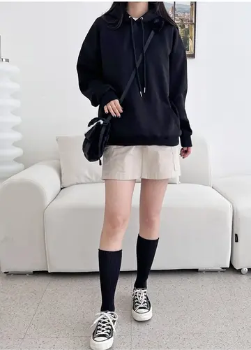 블랙·아이보리 톤 후드티 전신 코디 사진